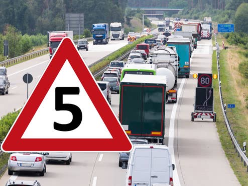 Autos auf einer Autobahn und ein Verkehrsschild mit einer 5 darin