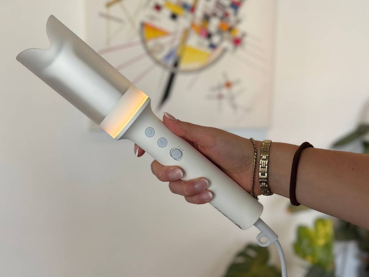 Laifen AutoCurl Lockenstab im Test Eine Hand hält den Laifen AutoCurl Lockenstab
