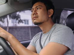 Autofahrer am Lenker