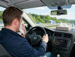 Autofahrer mit einer Allergie am Steuer