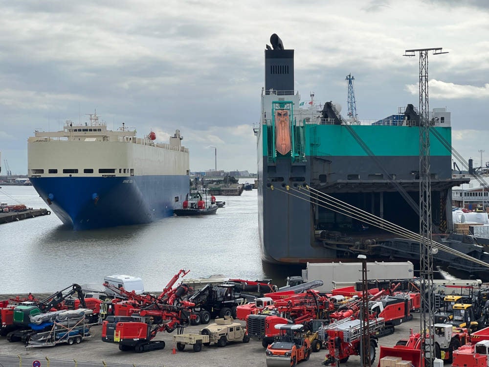 Autofrachter im Hafen von Bremerhaven.