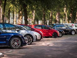 Tesla jubelt, Ford frustriert: So lief das Jahr 2021 am deutschen Automarkt Autos parken am Straßenrand.