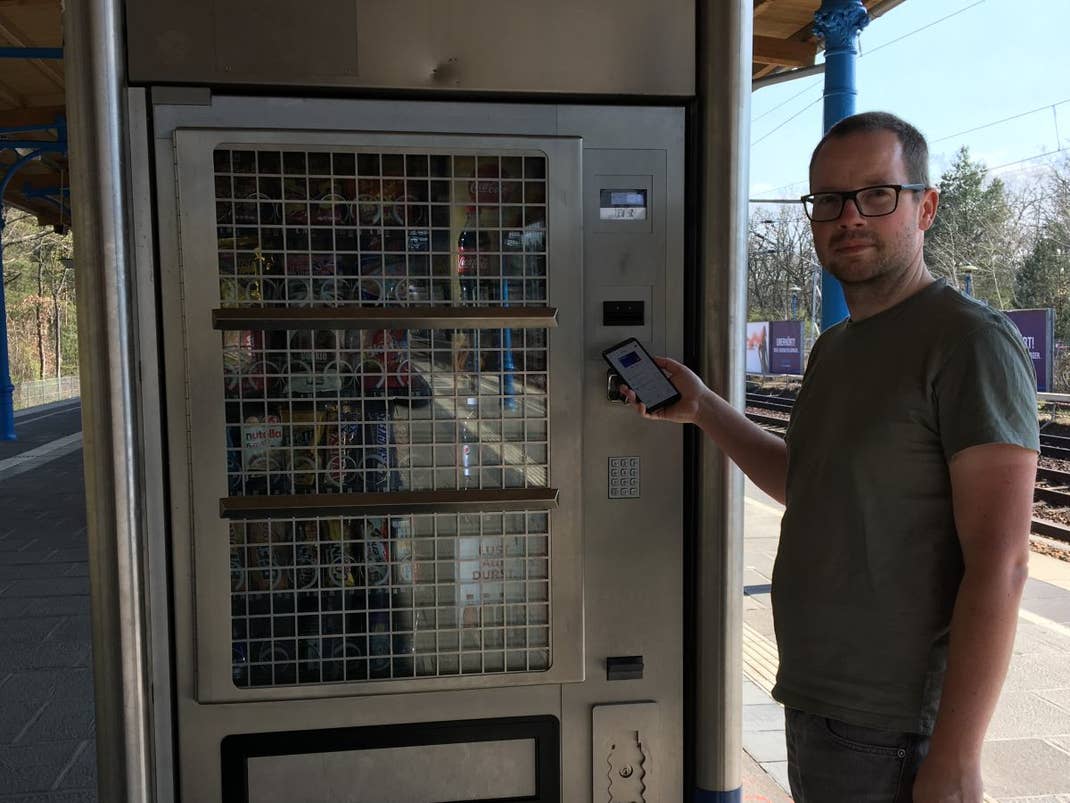 Ein Snack-Automat auf einem Berliner Bahnsteig