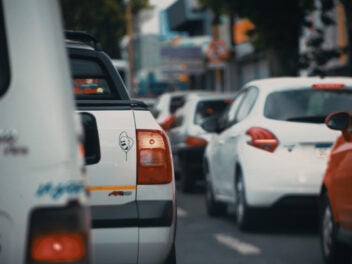 E-Autos und Autos auf einer Straße dicht nebeneinander