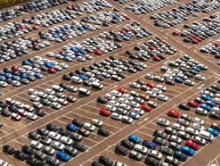 Viele Autos aus der Vogelperspektive auf einem Parkplatz fotografiert.