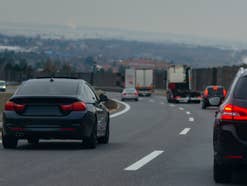 Autos auf einer Autobahn