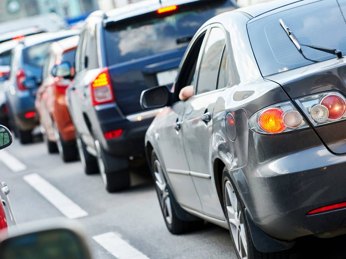 Erst Blinker & Gurte, jetzt das: Dieses Teil soll in jedes Auto Autos im Stau