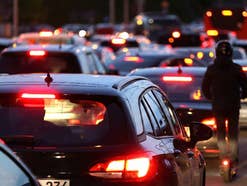 Autos nachts im Straßenverkehr