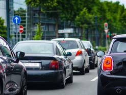 Kann teuer werden: Autofahrer werden wieder abgezockt Autos im Straßenverkehr