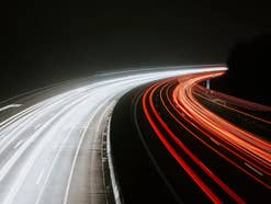 Autos in der Nacht auf einer Autobahn