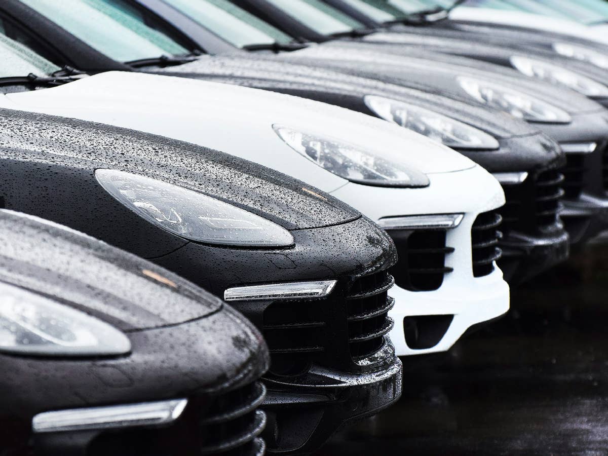 Gebrauchtwagen: Diese eine Autoart lässt du trotz gutem Preis besser stehen Autos stehen zum Verkauf
