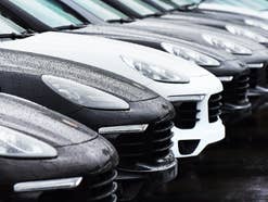 Autos stehen zum Verkauf