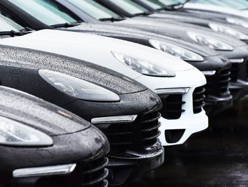Autos stehen zum Verkauf