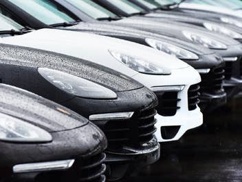 Autos stehen zum Verkauf