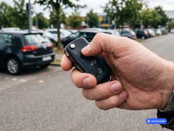 Der Knopf eines Autoschlüssels wird gedrückt