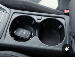 Autoschlüssel im Getränkehalter