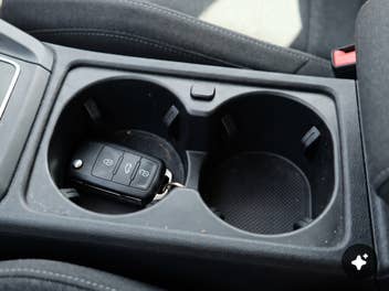 Autoschlüssel im Getränkehalter