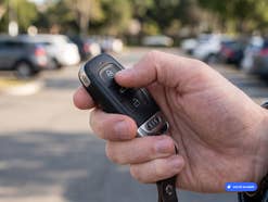 Autoschlüssel vor einem Parkplatz