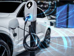 Günstiger Autostrom: So sparst du pro Jahr mehrere Hundert Euro Auto lädt an einer Wallbox.