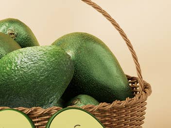 Ein Korb voller grüner Avocados