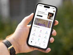 Ein Smartphone, das das Logo der Aware-App auf einem schwarzen Bildschirm anzeigt.