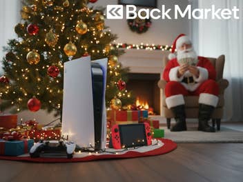 Verschiedene Konsolen stehen vor einem Weihnachtsbaum. Im Hintergrund zählt ein Weihnachtsmann Geld und ein Back Market-Logo ist in der rechten oberen Ecke zu erkennen.