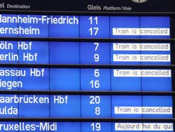 Eine Anzeigetafel der Deutschen Bahn mit gestrichenen Zügen.