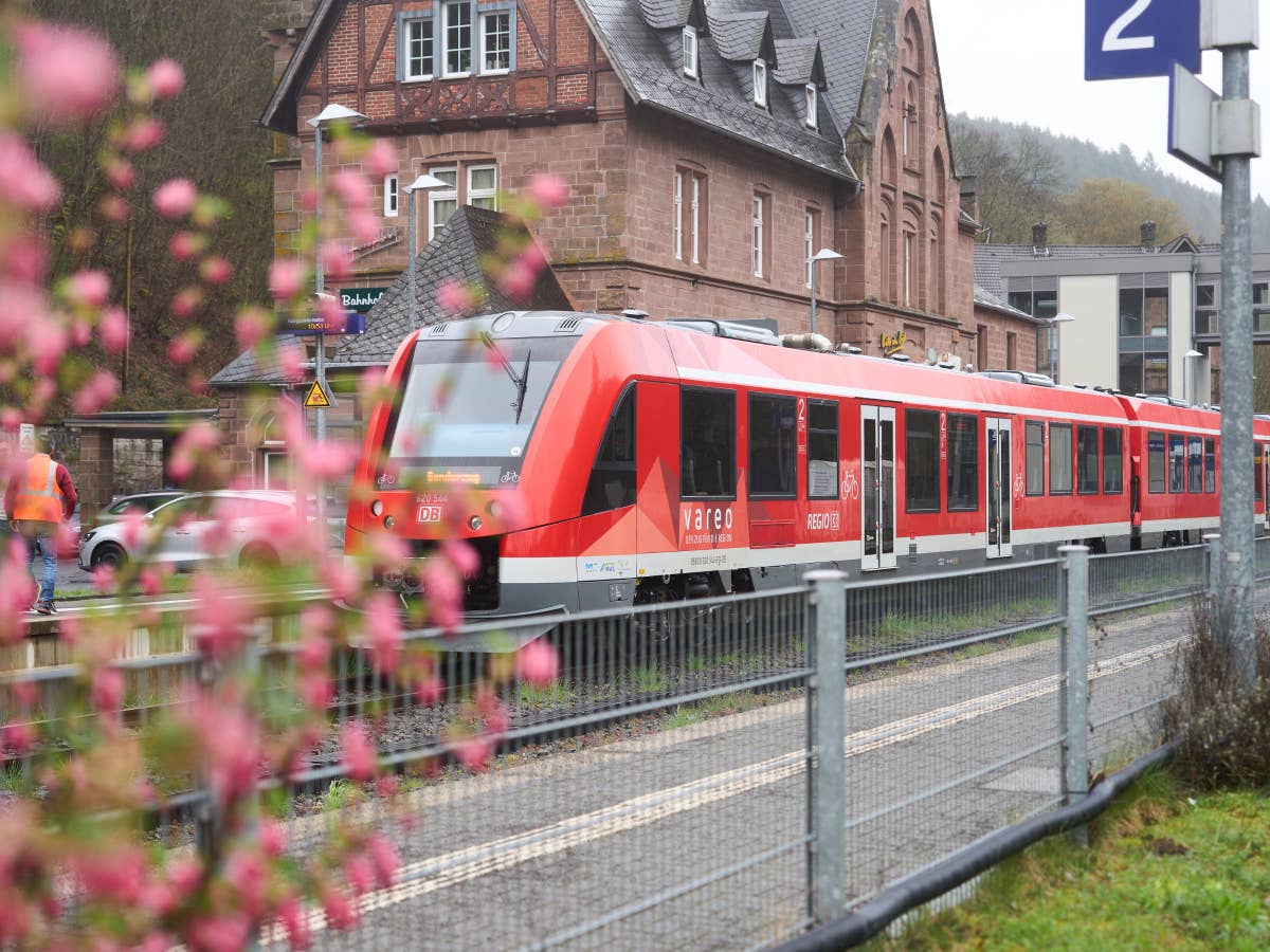 Bahn-App mit Deutschlandticket-Filter vorgestellt Ein DB Regio Zug, den du mit Deutschlandticket fahren kannst