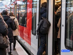 Ein Regionalexpress in den sich noch eine Person reinquetscht (Ki-generiert)