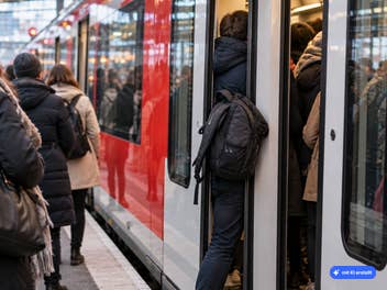 Ein Regionalexpress in den sich noch eine Person reinquetscht (Ki-generiert)