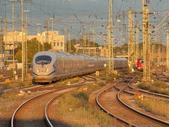 Ein ICE der Deutschen Bahn bei der Einfahrt in Nürnberg Hauptbahnhof