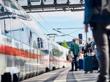 Reisende und einfahrender ICE im Berliner Hauptbahnhof