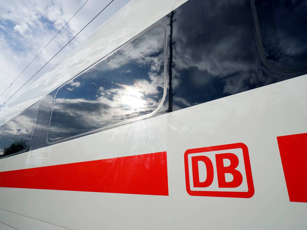 Bahn: Jetzt geht es den hohen Preisen an den Kragen ICE 4 - Baureihe 412 Nahaufnahme eines Waggons von der Seite mit DB-Logo.