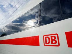 ICE 4 - Baureihe 412 Nahaufnahme eines Waggons von der Seite mit DB-Logo.