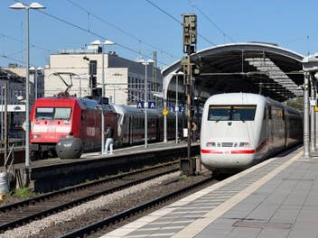 Zwei Züge der Deutschen Bahn stehen in einem Bahnhof