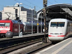 Zwei Züge der Deutschen Bahn stehen in einem Bahnhof