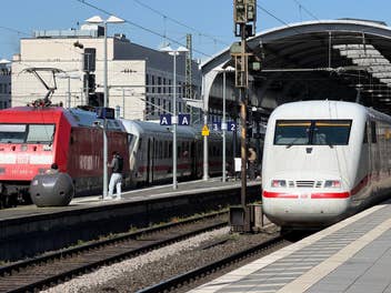 Zwei Züge der Deutschen Bahn stehen in einem Bahnhof