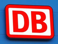 Bahn mit Super-Sparwochen: ICE-Tickets extra billig DB-Logo am ICE-Instandhaltungswerk Cottbu.