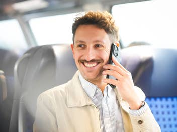 Reisender im Regionalzug Reisender telefoniert im Zug von DB Regio