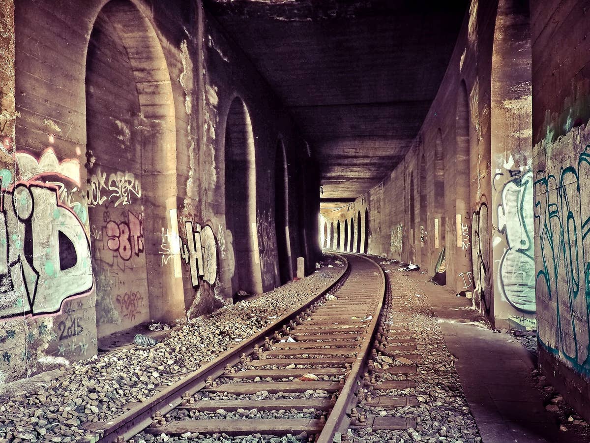 Ein Bahntunnel mit Gleisen (Symbolbild)