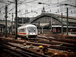 Ein Zug fährt aus einem Bahnhof heraus
