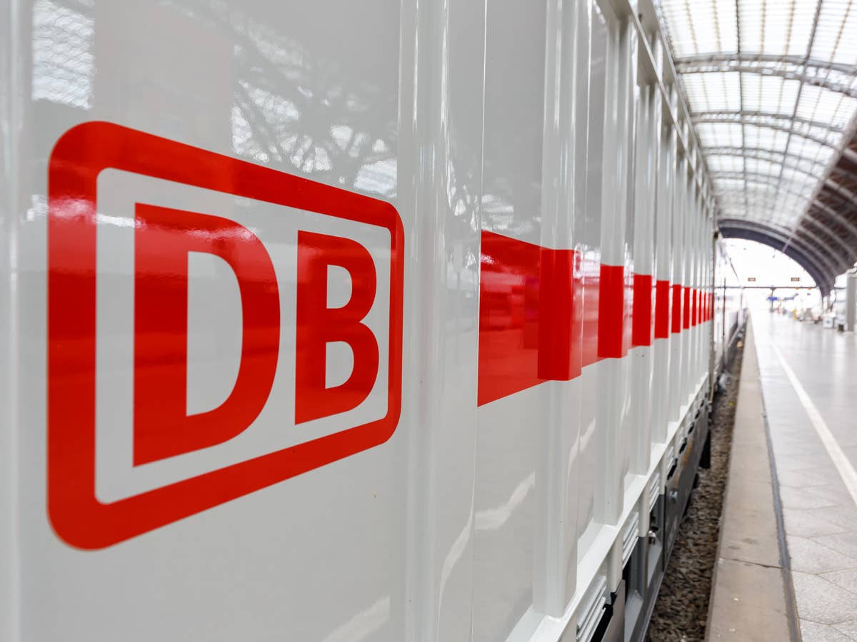 BahnCard 100 günstiger: Bahn-Flatrate startet zum Kampfpreis DB-Logo an einem IC 2.