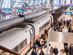 Züge und Passagiere am Bahnhof Frankfurt