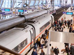 Bahnhof Frankfurt Züge und Passagiere am Bahnhof Frankfurt
