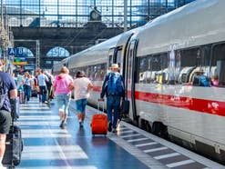 Blick in eine Bahnhofshalle mit Bahnsteig und ICE