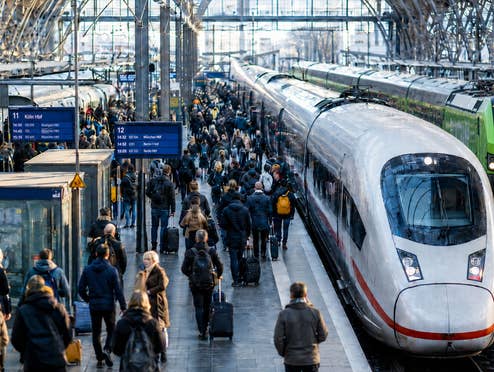 Bahn bekommt Konkurrenz Ein Blick in einen Bahnhof mit Reisenden, ICE und Flixtrain
