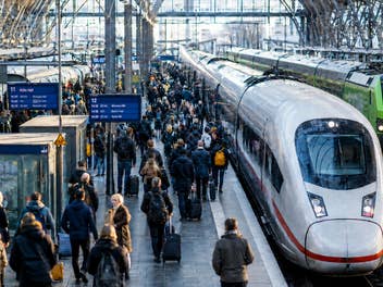 Ein Blick in einen Bahnhof mit Reisenden, ICE und Flixtrain