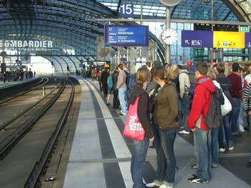 Ein Bahnsteig mit Menschen - aber ohne Zug