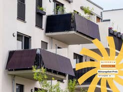 Balkonkraftwerke an einem Mehrfamilienhaus