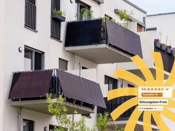 Balkonkraftwerke an einem Mehrfamilienhaus